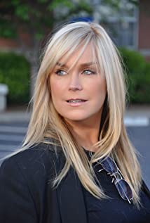 How tall is Catherine Hickland?